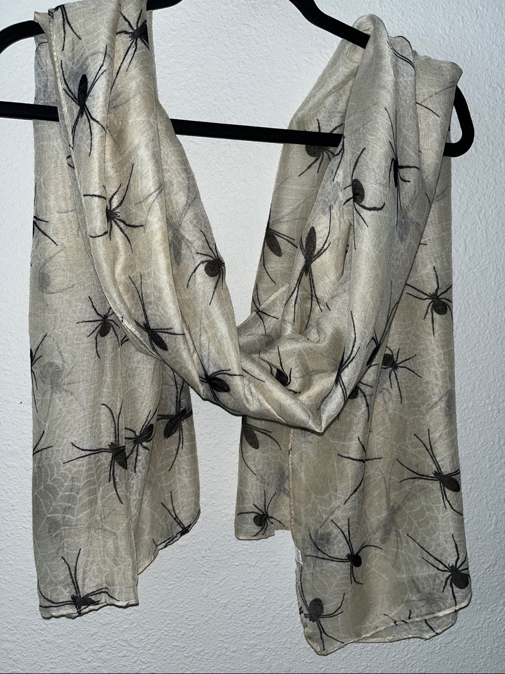 Halloween Sheer Beige Spider-Print Wrap Scarf
Novelty print
36” x 70”
NWOT - Picture 5 of 7